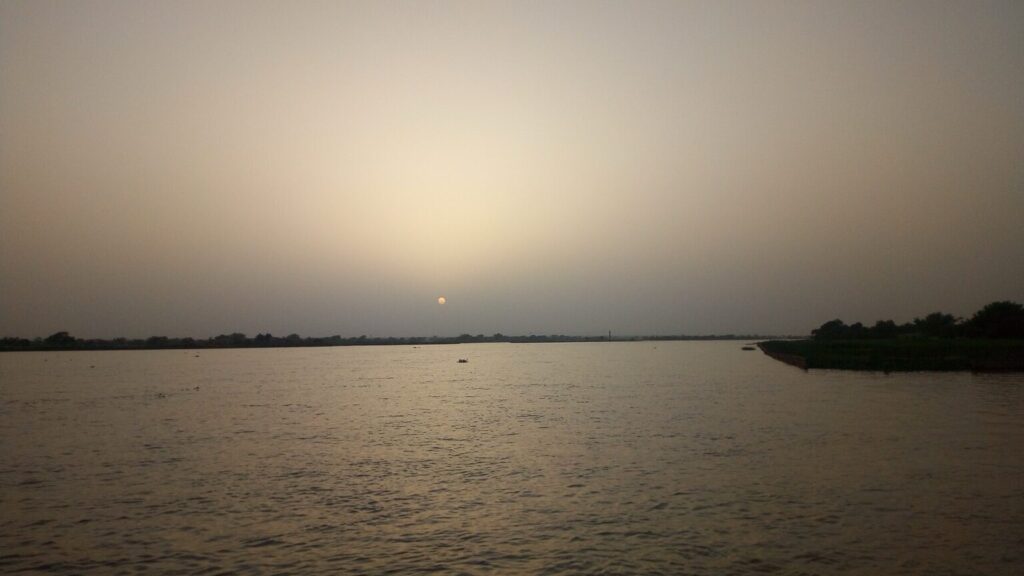 Diplomatie de l’eau au Sahel : coucher du soleil sur le fleuve Niger au quai du bac Farié, région de Tillabéri.