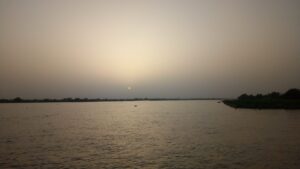 Diplomatie de l’eau au Sahel : coucher du soleil sur le fleuve Niger au quai du bac Farié, région de Tillabéri.