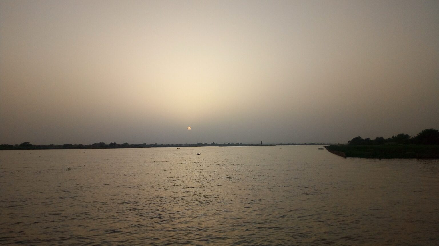 Diplomatie de l’eau au Sahel : coucher du soleil sur le fleuve Niger au quai du bac Farié, région de Tillabéri.