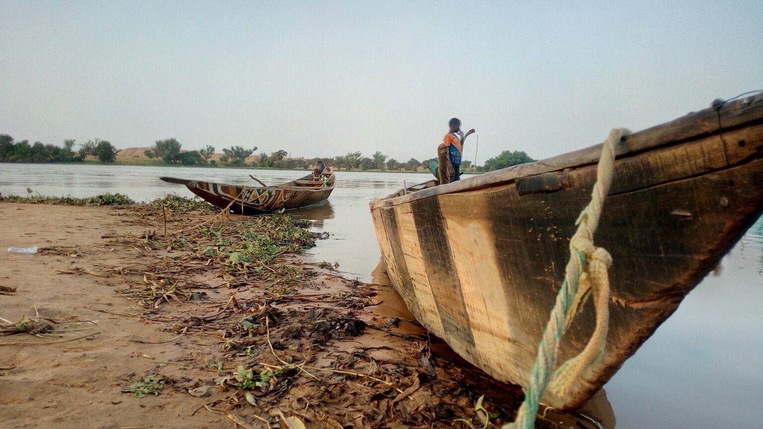 Diplomatie de l’eau au Sahel : pirogues sur le fleuve Niger au quai du bac Farié, région de Tillabéri.