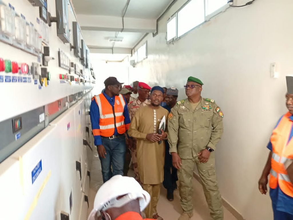 Le ministre nigérien de l’Énergie lors de sa visite des installations énergétiques d’Agadez le 7 octobre 2026