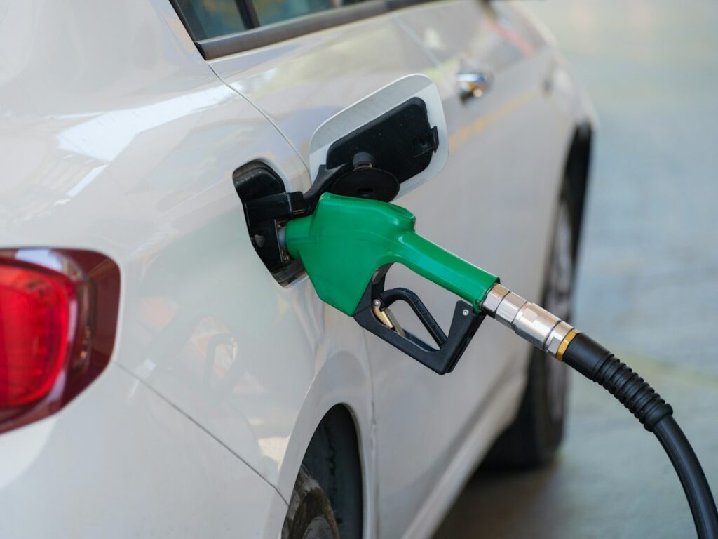 Prix du carburant au Niger : pistolet de pompe inséré dans le réservoir d’un véhicule, illustration générique sans marque