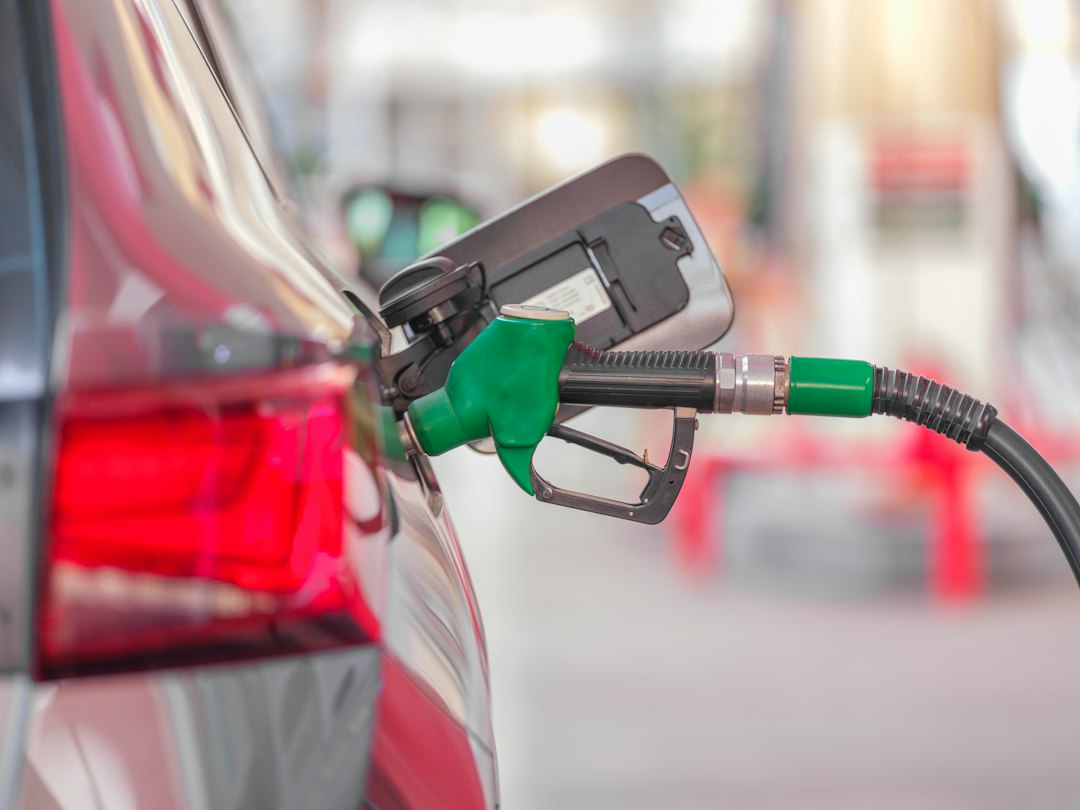 Pistolet de pompe à carburant illustrant la chaîne pétrolière