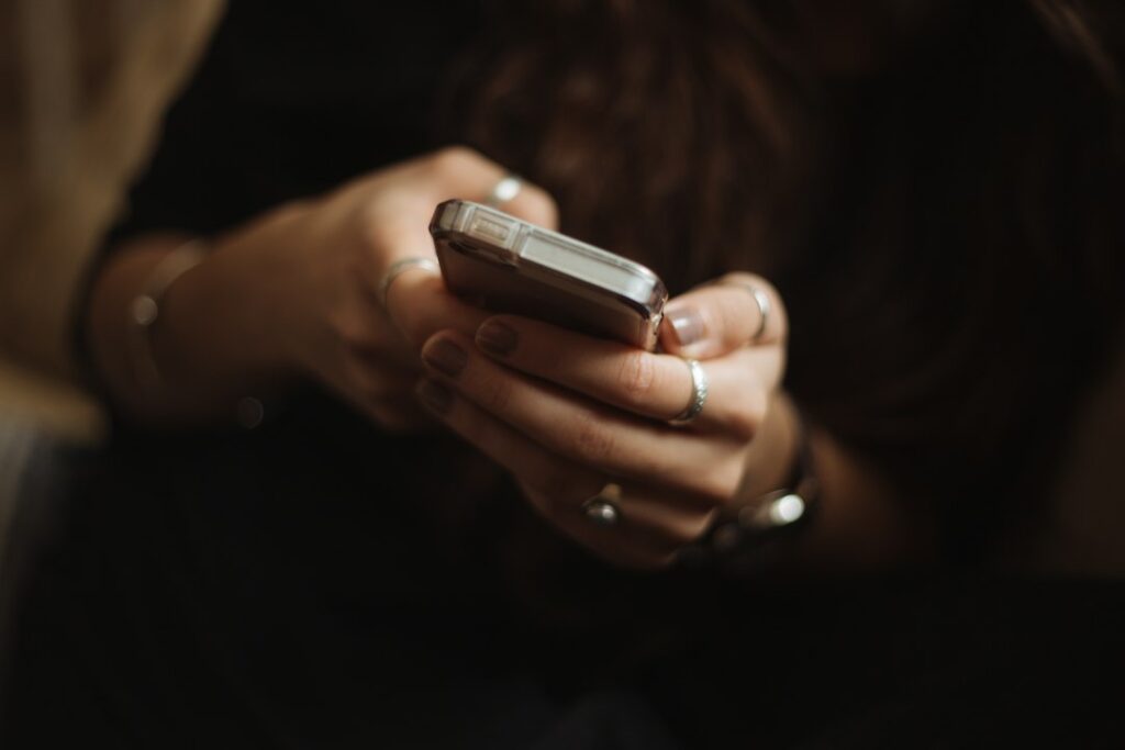 Smartphone illustrant l’accès à l’information numérique