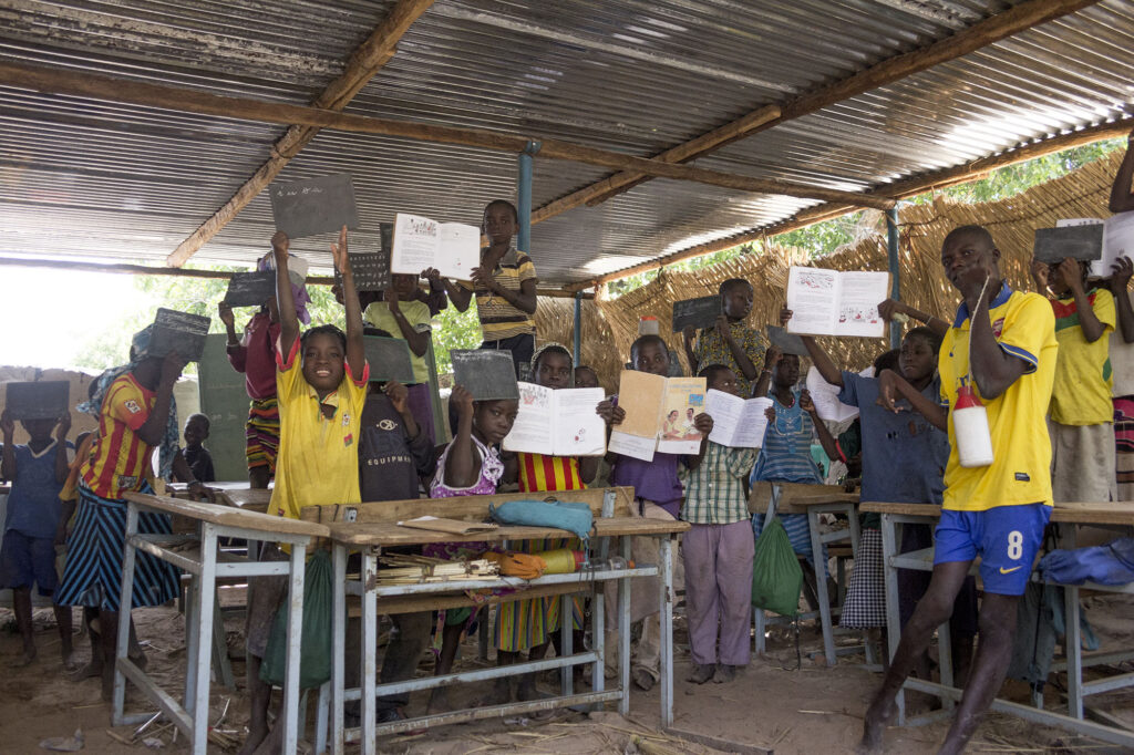École publique installée sous un hangar dans un village du Plateau central au Burkina Faso, photographiée en 2015. Photo : Anthony Labouriaux / Wikimedia Commons, CC BY-SA 4.0.