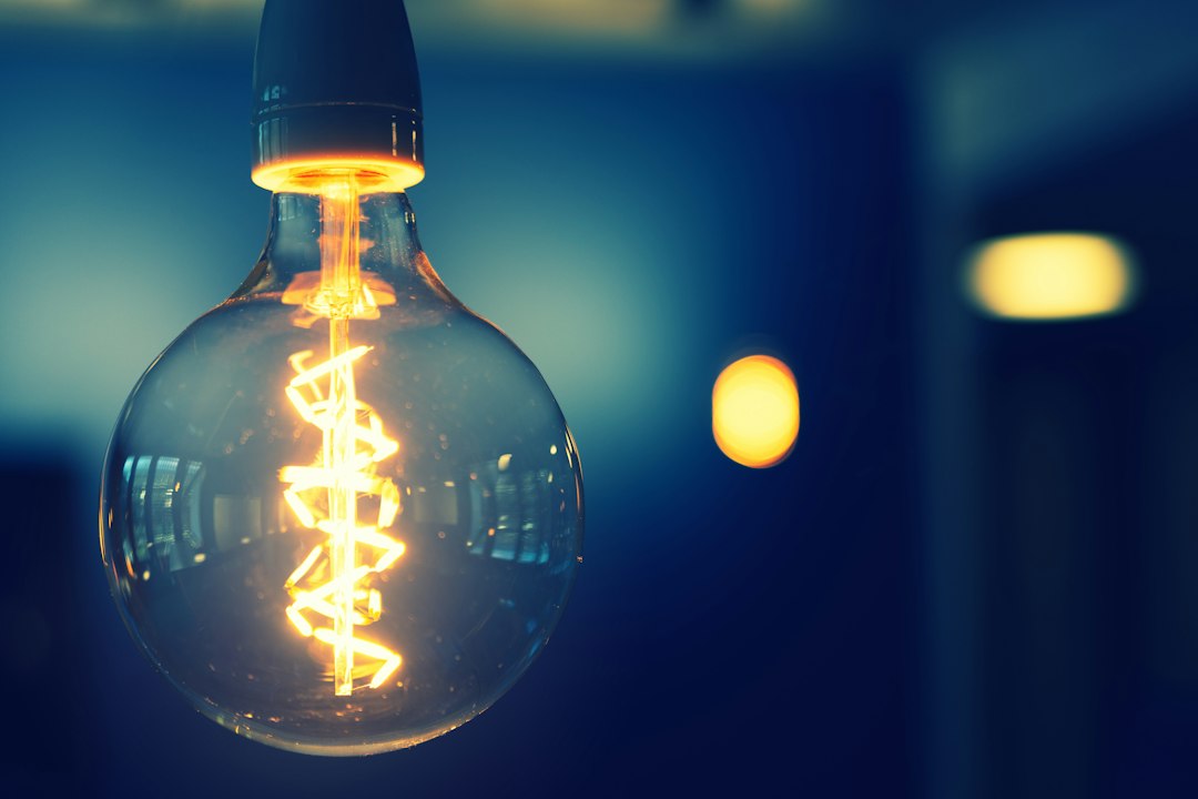 Ampoule électrique illustrant l’efficacité énergétique au Mali