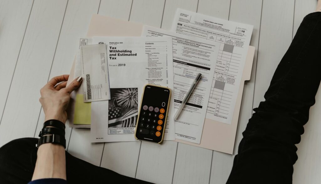 Documents comptables et calculatrice illustrant les recettes budgétaires du Mali en 2025