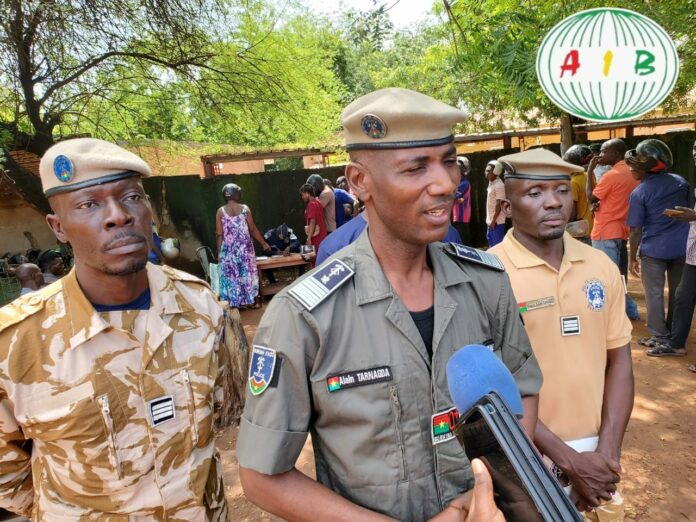 Le commissaire divisionnaire Alain Tarnagda s'exprimant à Koudougou lors du bilan des contrôles sur le port obligatoire du casque.