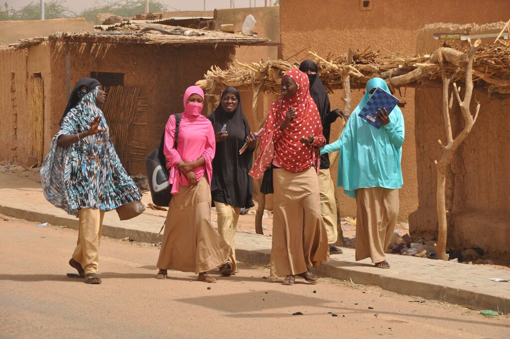 Éducation gratuite dans l’AES : lycéennes à Filingué au Niger, illustration de la scolarisation des filles