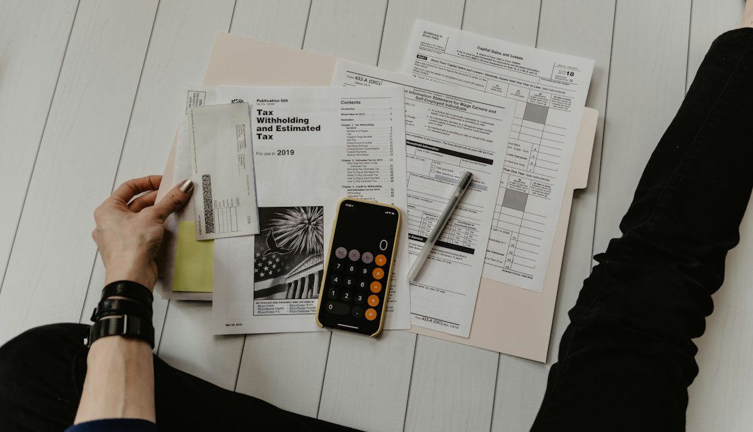 Documents financiers, calculatrice et stylo illustrant les discussions économiques Niger–FMI
