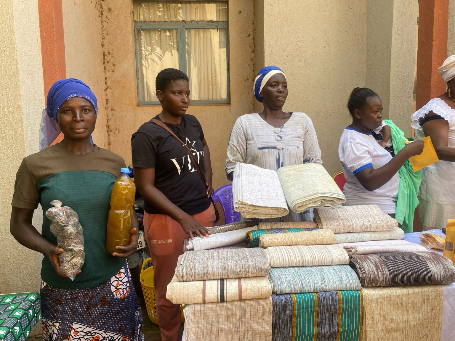 Femmes présentant des produits et des tissus sur un stand d’exposition