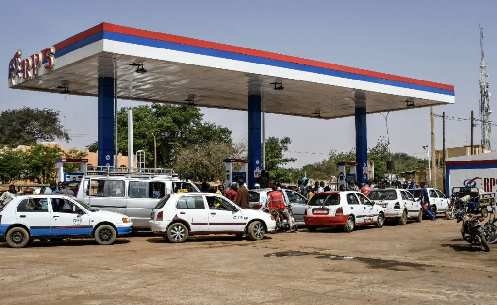 Illustration IA d’une station-service et de véhicules évoquant l’approvisionnement en carburant au Niger
