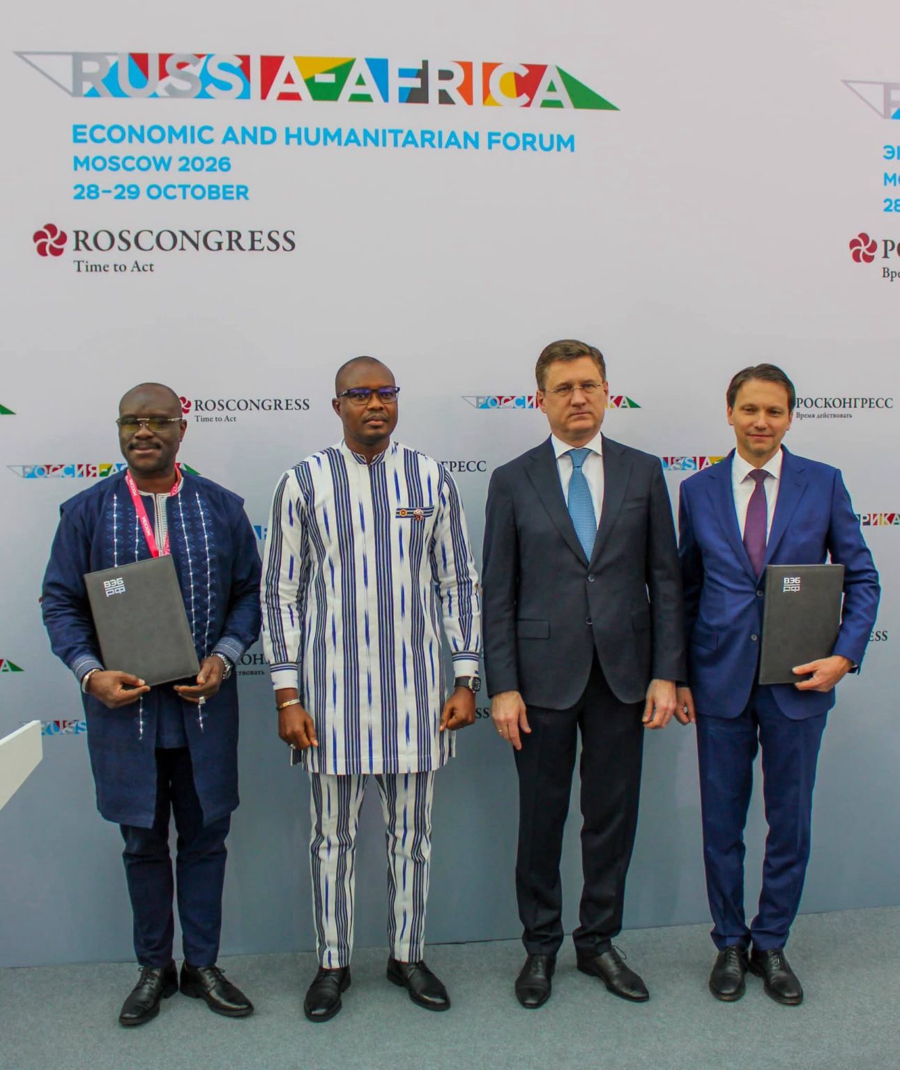 Quatre participants à la cérémonie BCID-AES–VEB.RF présentent les dossiers signés à Moscou.