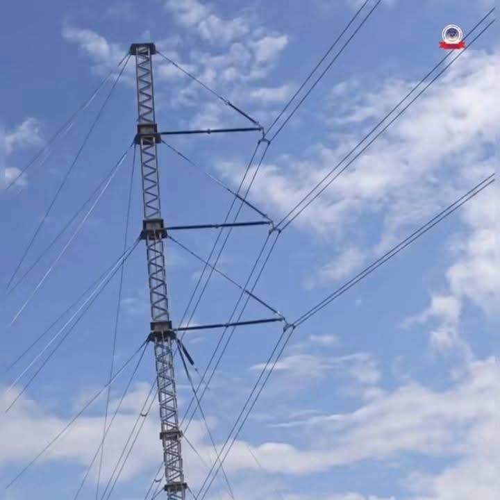 Pylône électrique métallique et lignes aériennes, présentés par la Nigelec comme l’installation de secours sur la liaison Kainji–Birnin Kebbi.